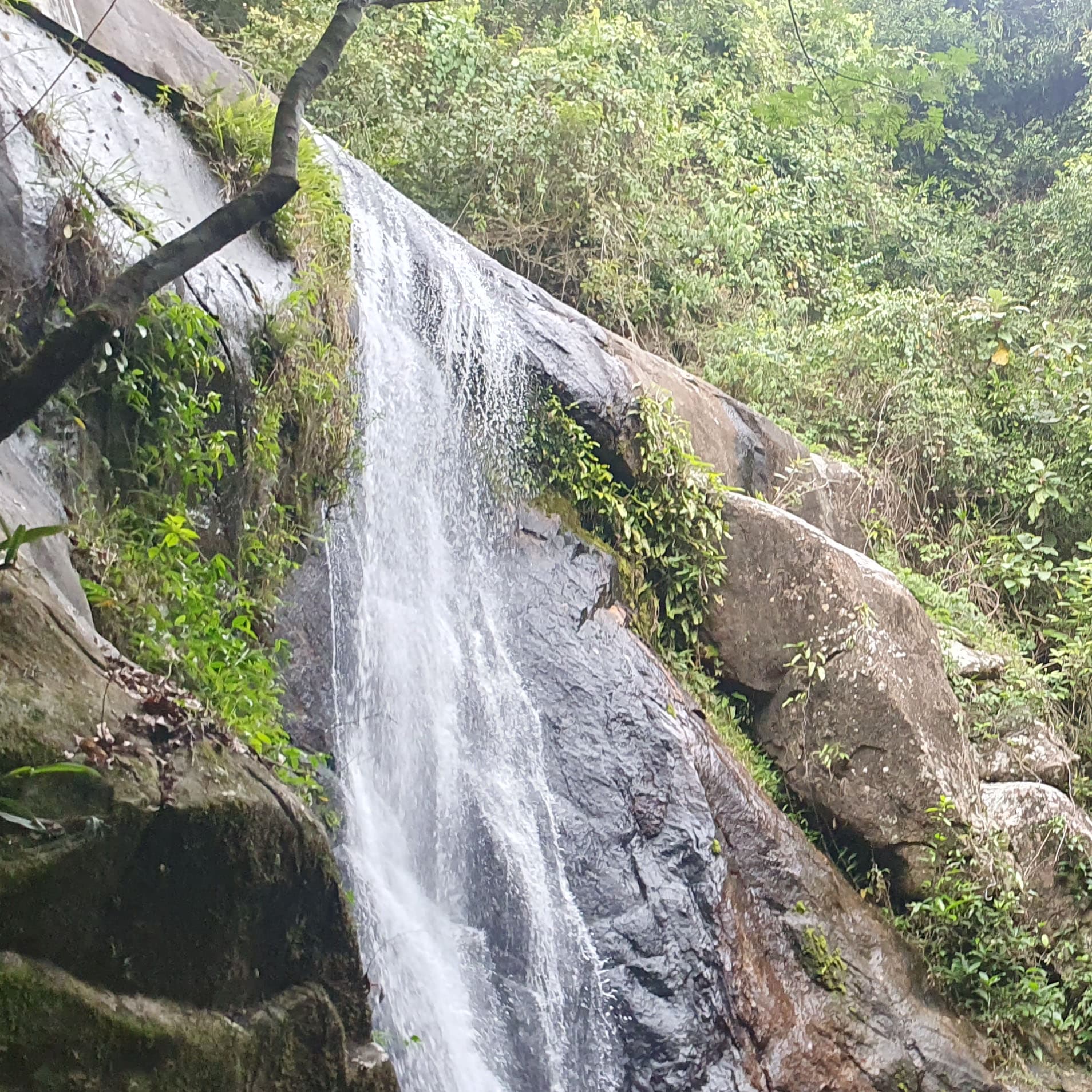 Praia Preta et cascade de Feiticeira