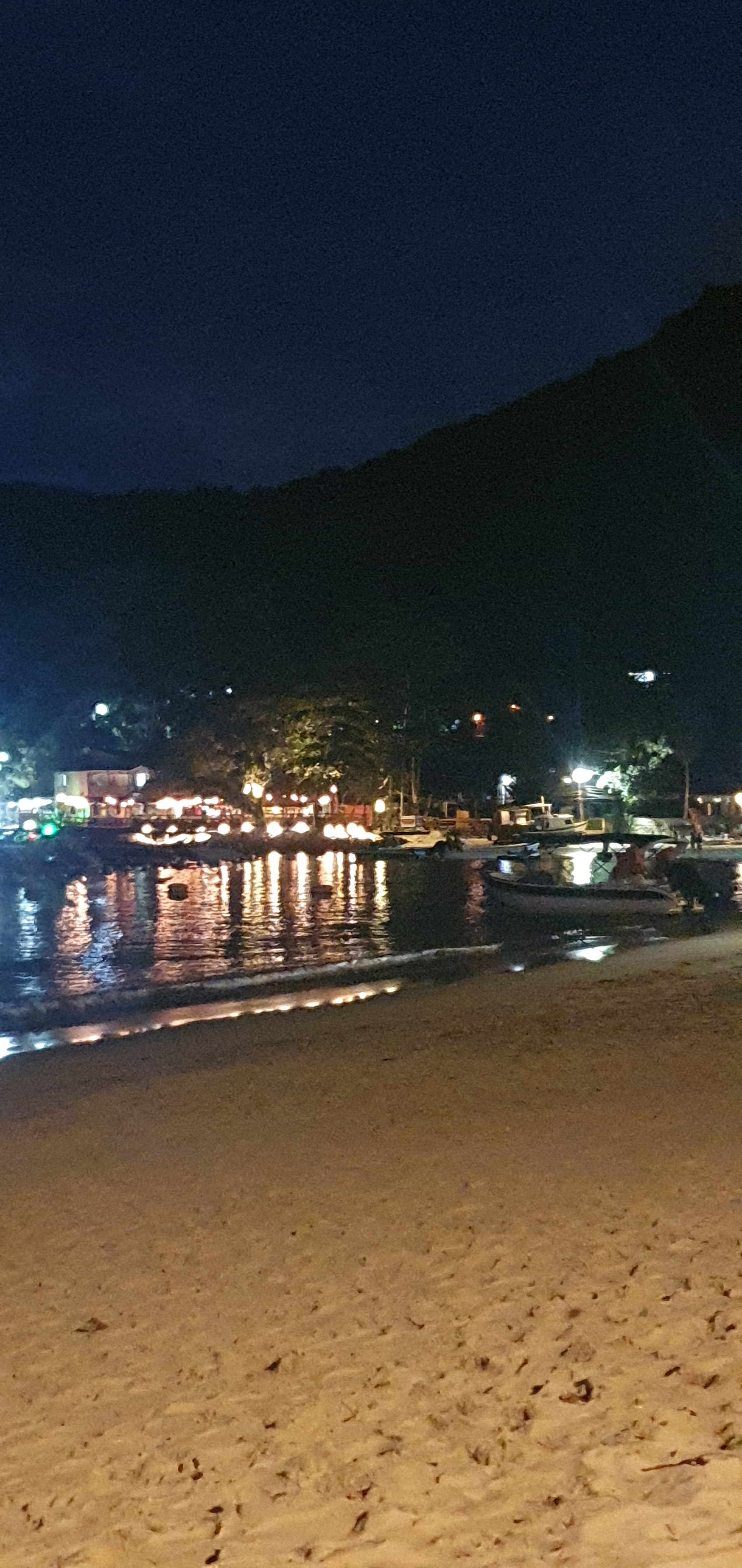 Dîner face à l’océan sur la plage