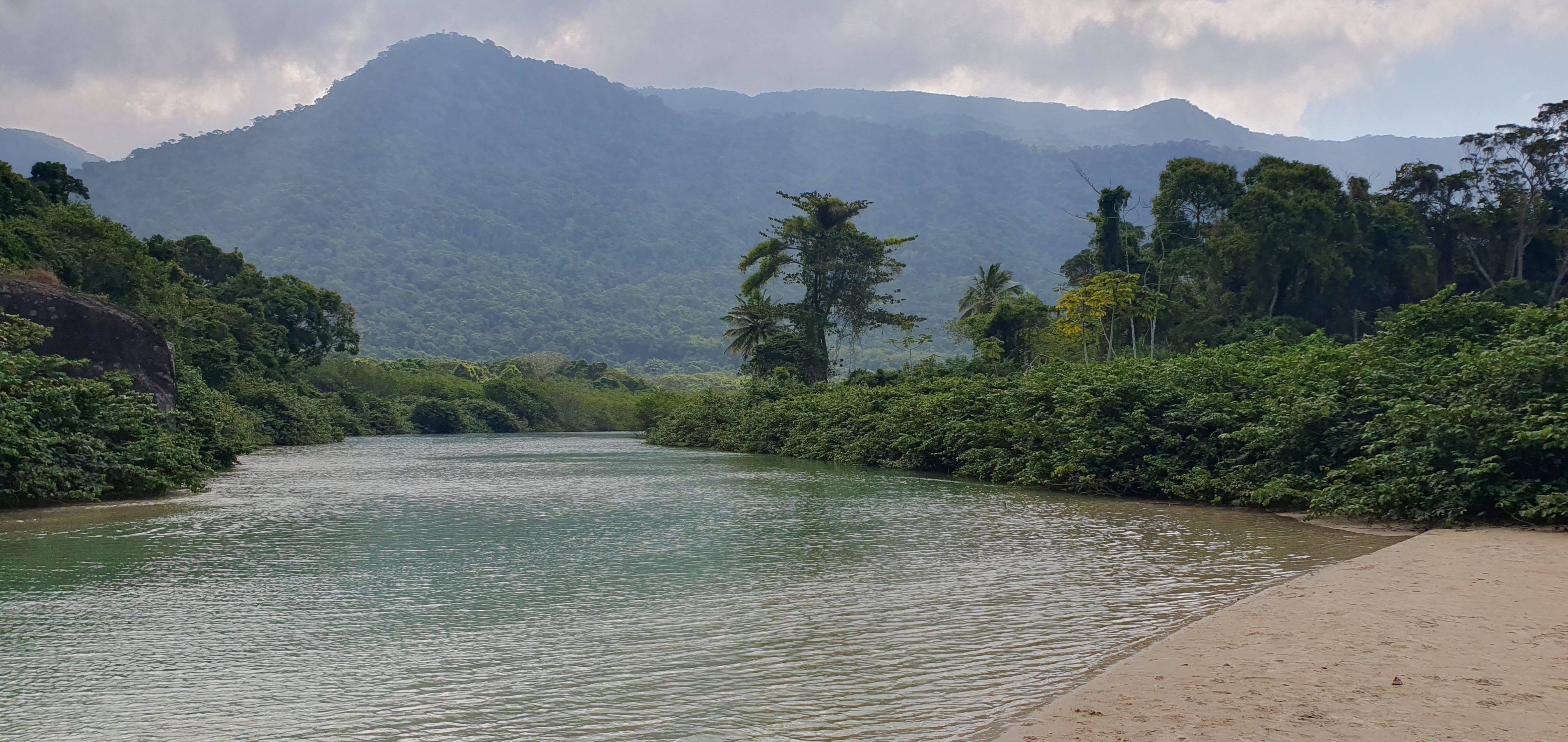 Fleuve à la plage de Dois Rios