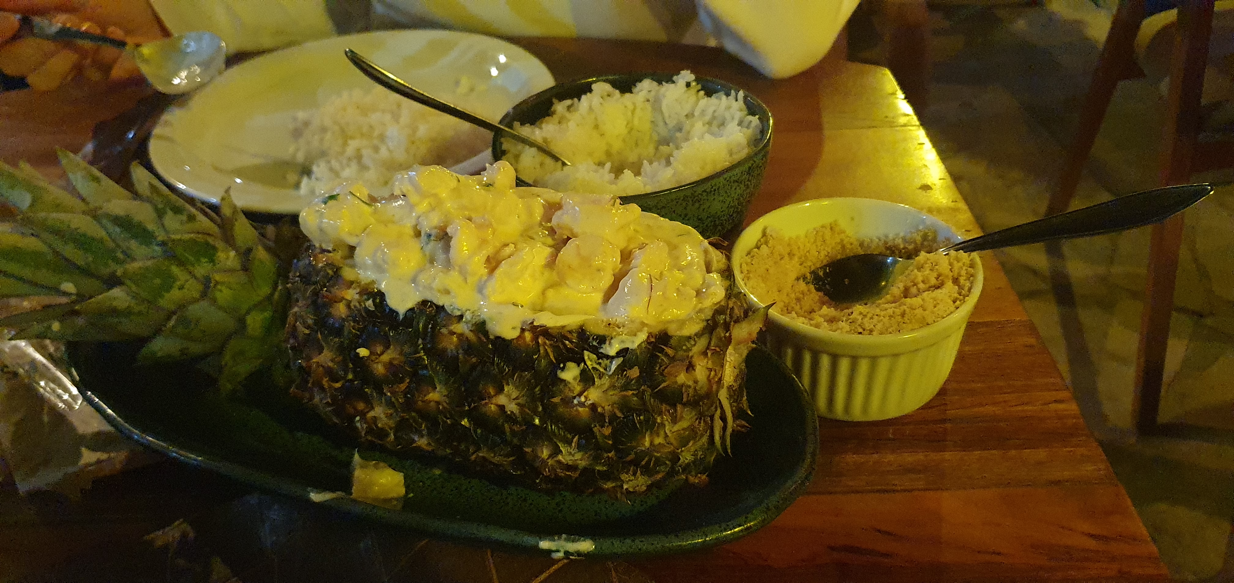 Un plat de crevettes dans un ananas