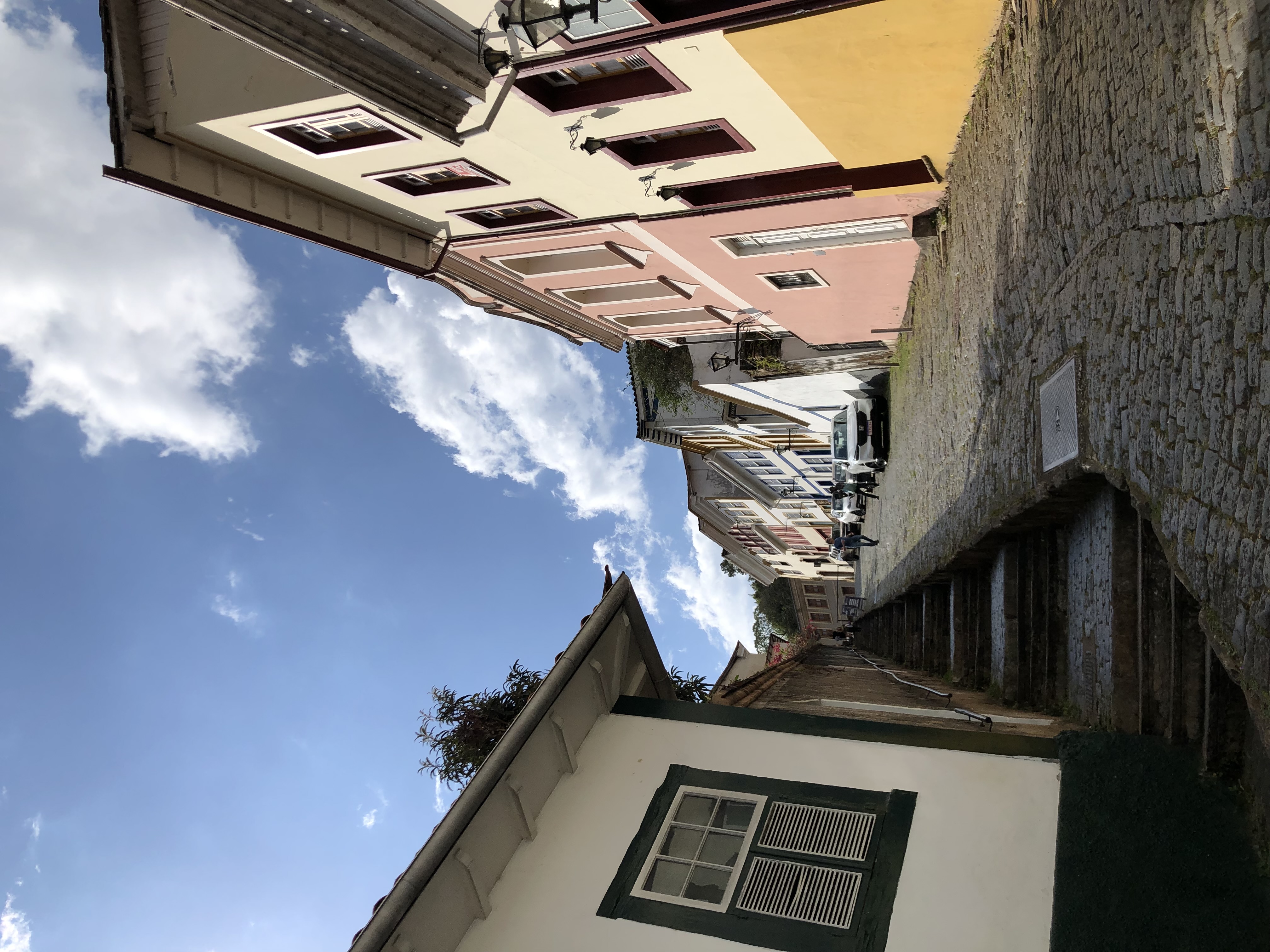 Une rue pentue