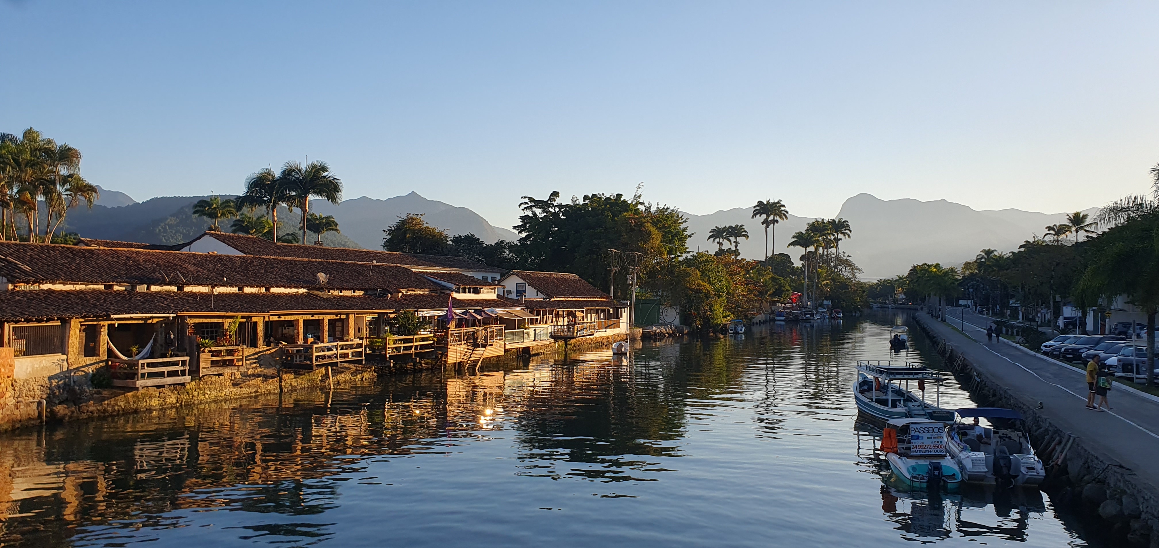 Canal de Paraty avec bateau et restaurants au bord de l'eau
