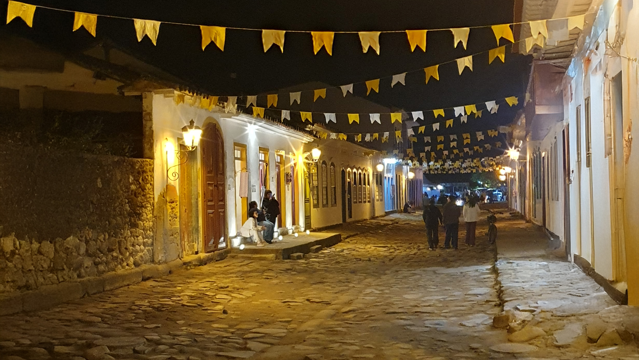 Fanion dans les rues de Paraty de nuit