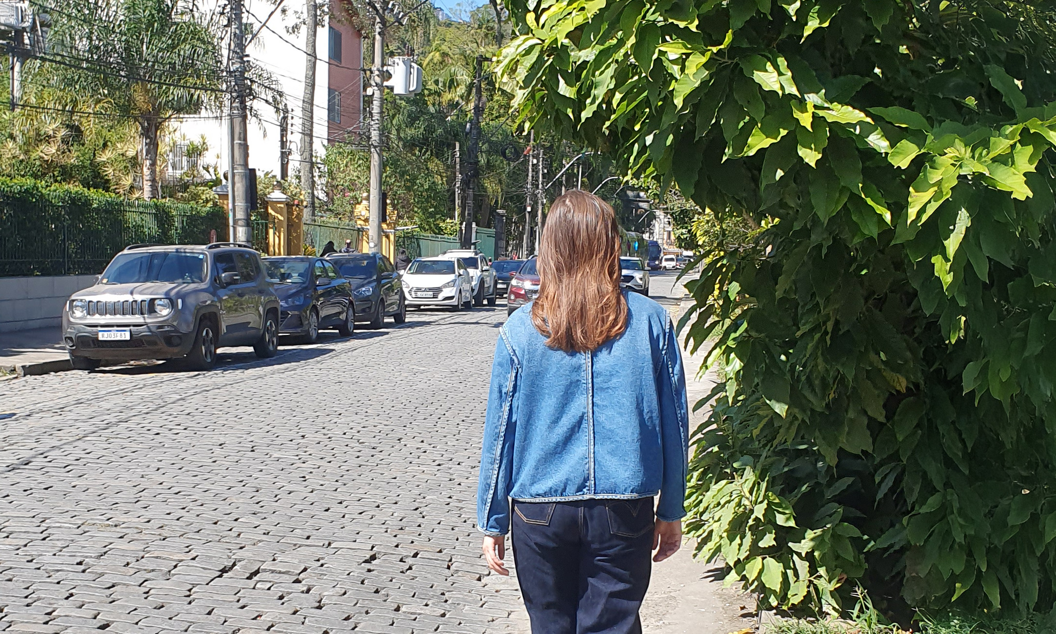 Une passante dans les rues de Petropolis