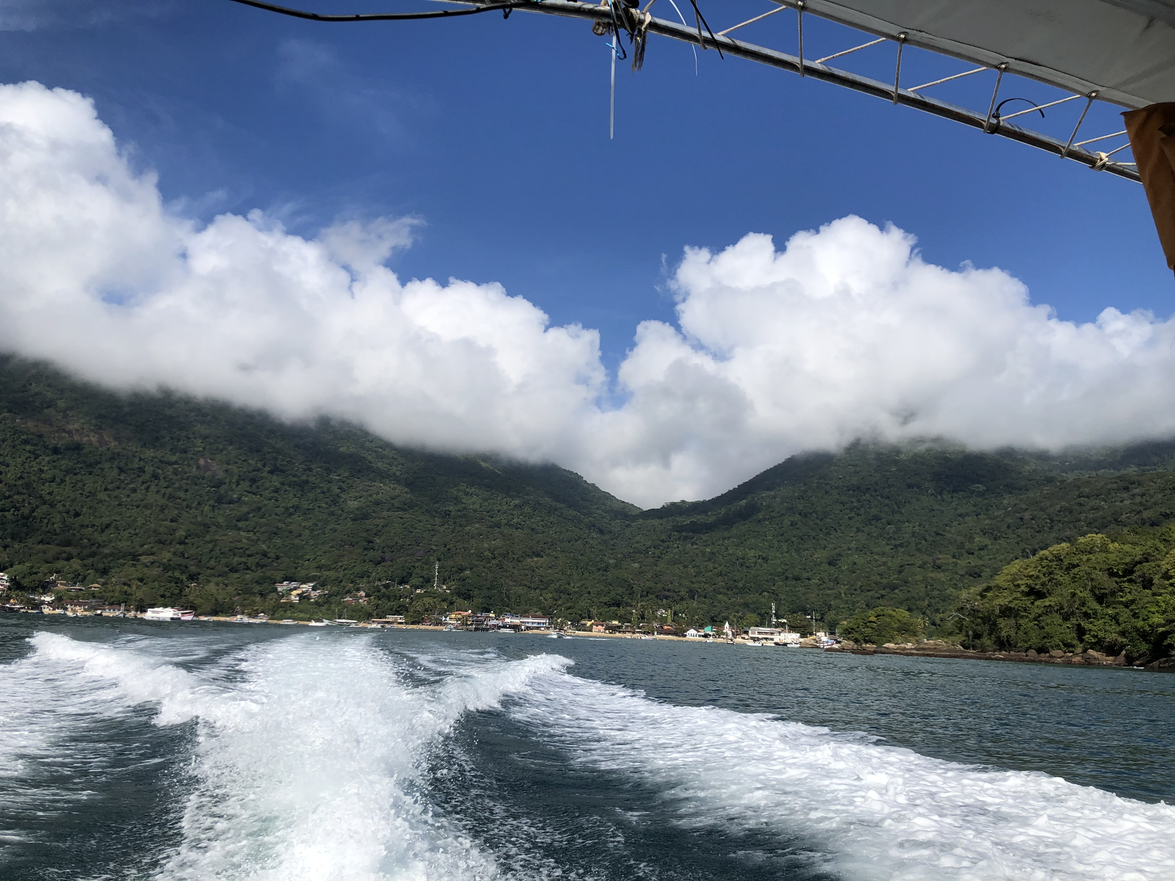 Sillage du bateau quittant l’Ilha Grande
